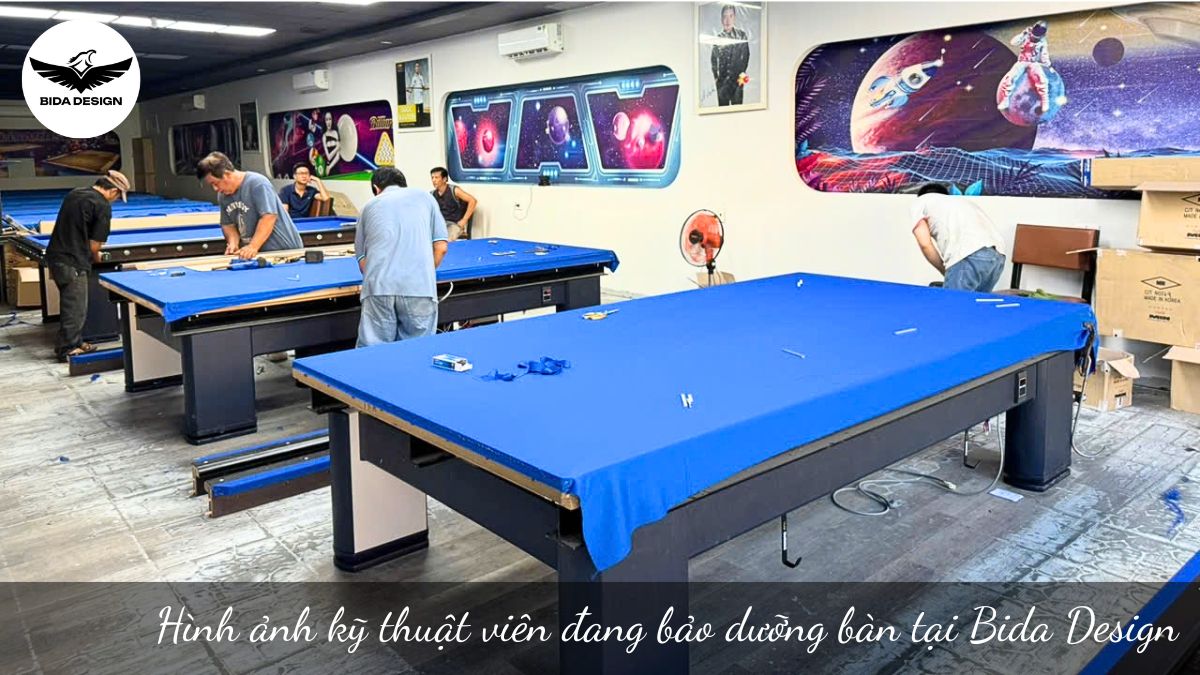 Hình ảnh kỹ thuật viên đang bảo dưỡng bàn tại Bida Design